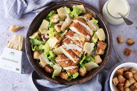 Ingredientes frescos para una ensalada César vegana sin gluten