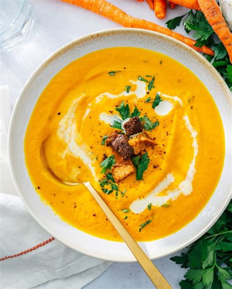 Fotografía de un frasco de sopa de zanahoria de Prana Sopas, listo para servir.