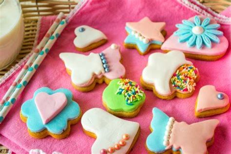 Fotografía de galletas decoradas con fondant de colores vivos