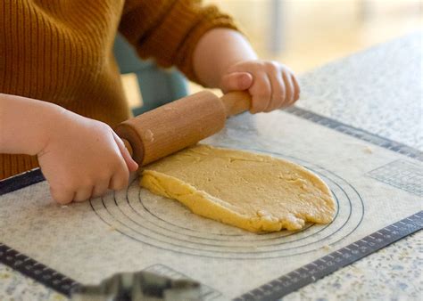 Primer plano de un cookie stamp marcando un diseño en la masa de galleta