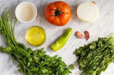 Esquema de los ingredientes del pebre tradicional: tomate, cebolla, cilantro, ají verde, aceite, jugo de limón y sal.