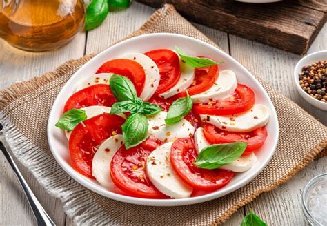 Fotografía de una ensalada Caprese fresca con mozzarella de alta calidad