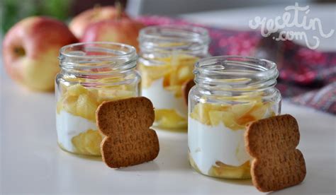 variedad de postres coloridos hechos con yogur griego