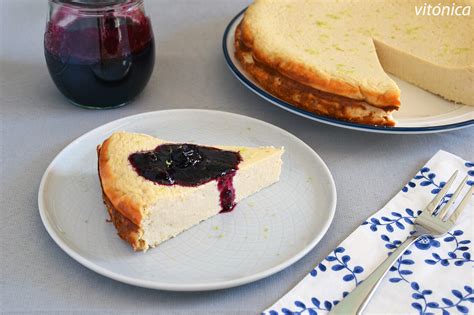 tarta de yogur sin azúcar con moras y decoración de frutos rojos
