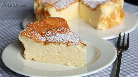 pastel de yogur griego horneado en molde redondo, decorado con miel