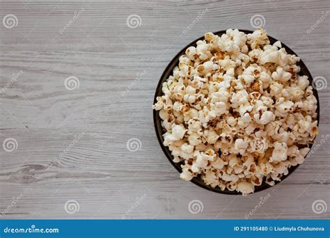 Foto de palomitas de maíz caseras en un bol