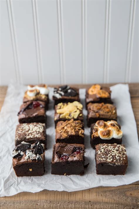 Imagen de un brownie fudgy con toppings crujientes