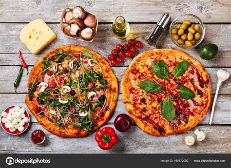 Composición de ingredientes frescos y coloridos listos para ser colocados como toppings en una pizza