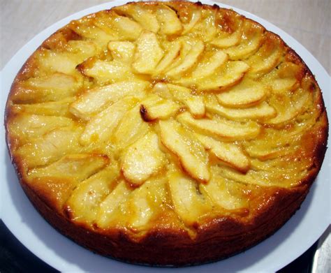 Ilustración de una tarta de manzana casera con rodajas de manzana en la superficie
