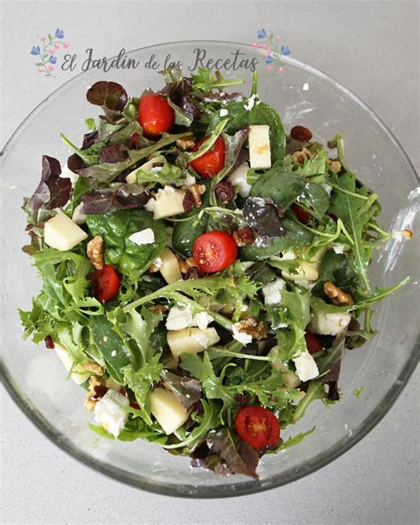 ensaladas variadas con nueces, queso de cabra y salmón