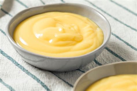 Crema pastelera casera en un bol
