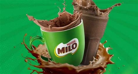 Foto de Milo en polvo y un vaso de leche con Milo