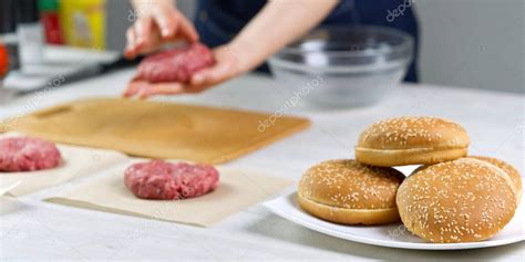 Persona formando hamburguesas de carne molida en un bol