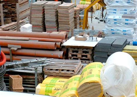 Infografía categorizada que detalla los departamentos de herramientas, materiales de construcción y grifería disponibles en tienda.