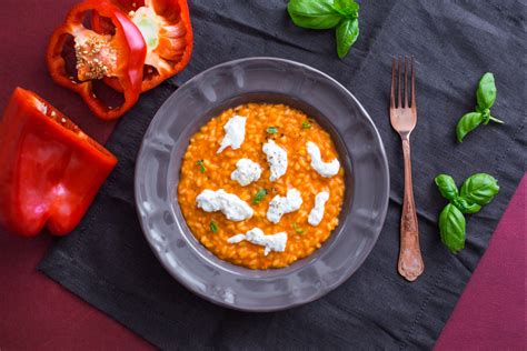 Arroz cremoso con pimientos y vegetales en un tazón