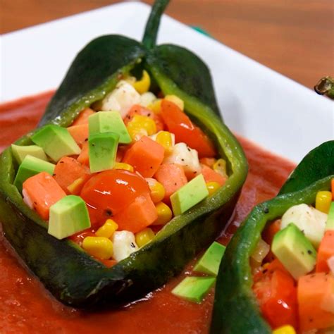 Pimientos rojos, chiles poblanos y cebolla fresca picados