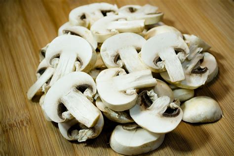 Champiñones cortados en juliana fina.