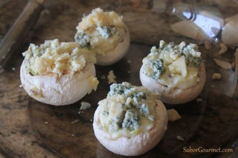 Champiñones rellenos de queso azul recién horneados.