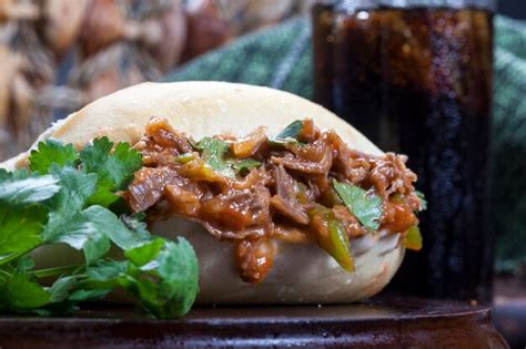 Foto de un sándwich de carne desmenuzada con pimientos