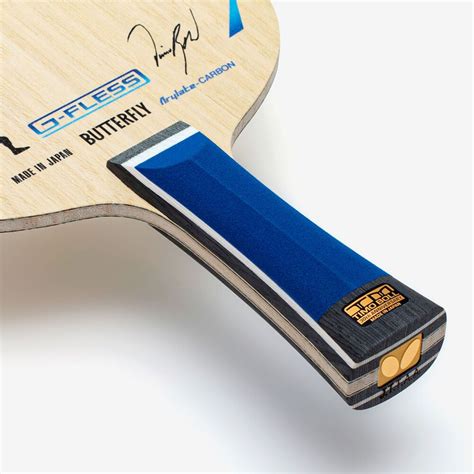 Ilustración de la madera Timo Boll 3 estrellas vista desde diferentes ángulos, destacando su diseño y perfil.