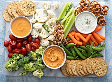 Variedad de dips y salsas para picoteo con vegetales y panes
