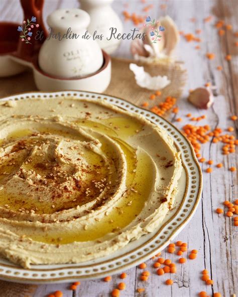 Hummus de lentejas rojas decorado con hierbas y aceite
