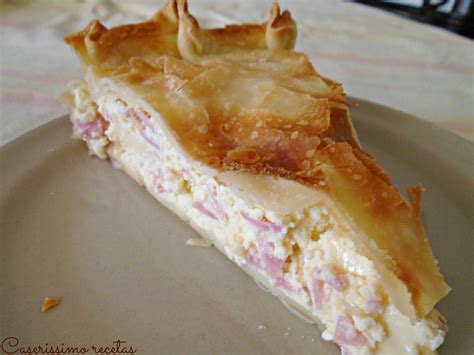 Tarta de ricota y jamón recién horneada y dorada, cortada en porciones