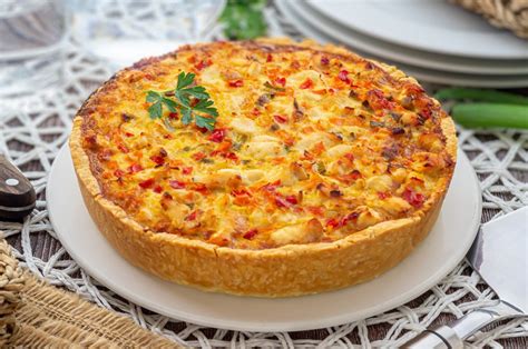 Tarta de pollo sin masa tipo strata recién horneada, con el pan dorado
