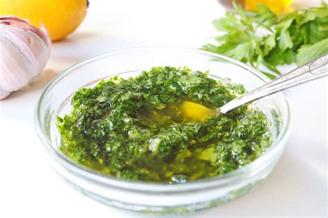 Fotografía de un bol con gremolata fresca resaltando el color verde del perejil y los toques amarillos de la ralladura de limón