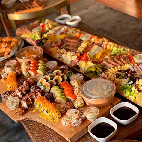 Fotografía gastronómica de una tabla de sushi variado estilo Nikkei