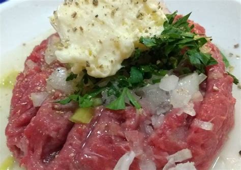 Foto gastronómica de un crudo valdiviano montado sobre pan de molde con su salsa blanca.