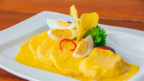Ingredientes frescos para salsa a la Huancaína (ají amarillo, cebolla, queso, leche)