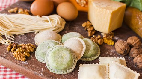 Fotografía de platos de pastas artesanales y tablas de cecinas locales