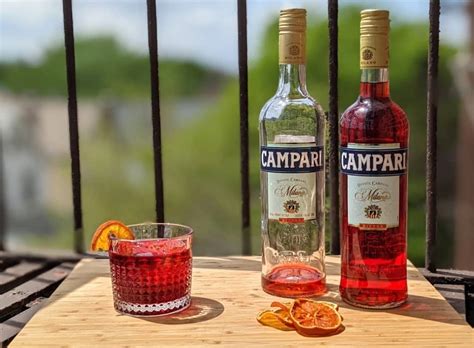 botella de Campari y un Campari Spritz terminado con rodaja de naranja