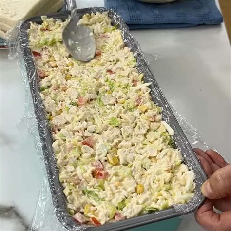 Imagen de los ingredientes del relleno del pastel de pollo preparados