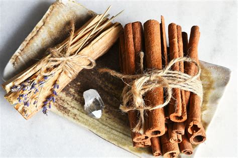 Foto: Varios amuletos con canela para protección y abundancia
