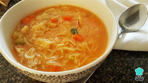 Imagen de una sopa de fideos con verduras y un cuenco de palomitas al curry