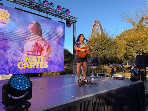 Cantante local Amanda Cerda actuando en el lanzamiento de la parrilla programática