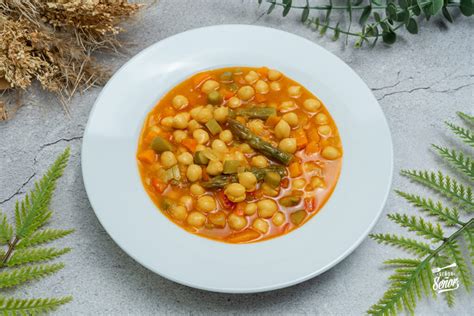 Plato de garbanzos gratinados con verduras variadas y queso fundido