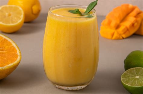 smoothie de frutas tropicales con agua de coco