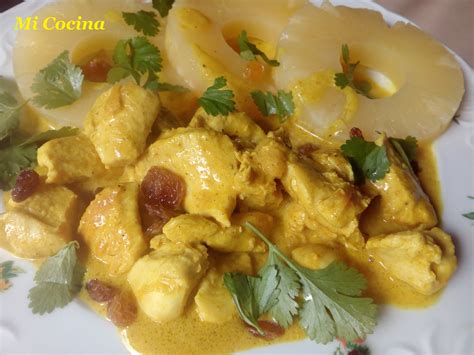 curry de pavo y piña en un plato exótico