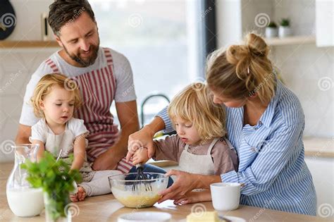 Familia preparando panqueques en la cocina