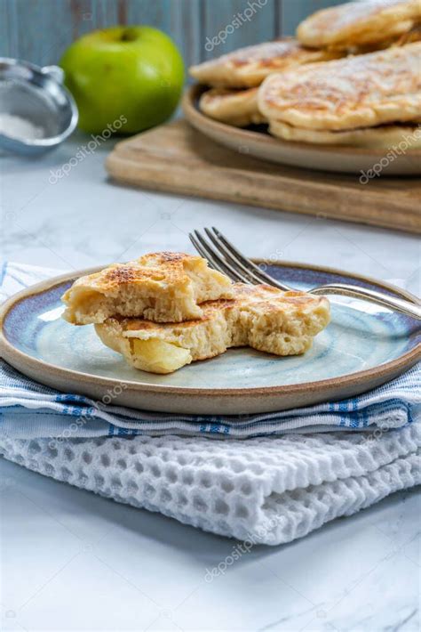 Primer plano de poffertjes esponjosos con azúcar glas
