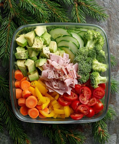 Plato de ensalada de brócoli con jamón, aderezo y otros vegetales frescos