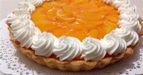 Tarta de durazno con capas de dulce de leche y crema