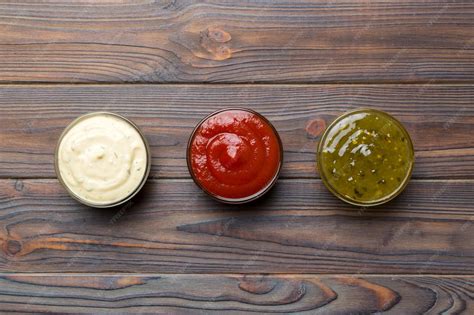 Fotografía gastronómica de diferentes tipos de salsas y cremas para bruschetta servidas sobre pan tostado