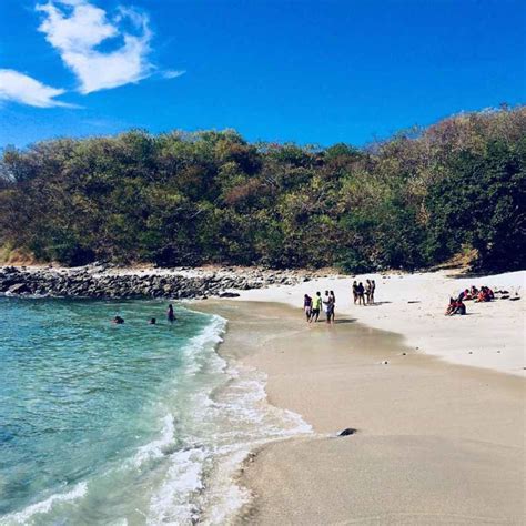 Esquema detallado que muestra cómo insertar el palito verde en la goma EVA y colocar el soporte de plástico embellecedor para el bombón.