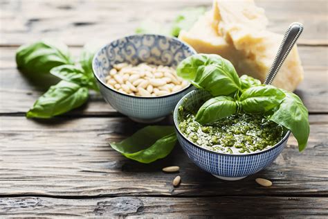 Ingredientes frescos para pesto genovés: albahaca, piñones, ajo, parmesano, pecorino y aceite de oliva.