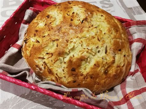 Pan de cebolla recién horneado cortado en rebanadas