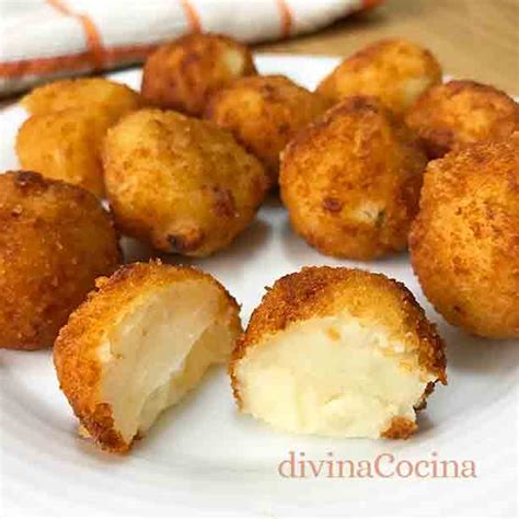 Plato con varios bocaditos de patata y queso dorados sobre un fondo rústico